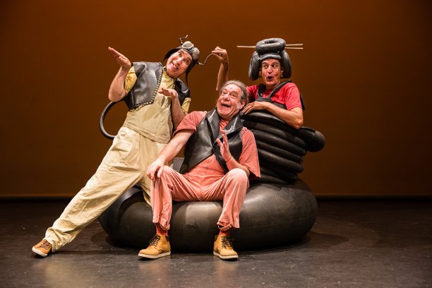 Kursaalmanresa's tweet photo. El Cicle de teatre per a joves #PlateaJove arrencarà el 19 d'oct al #Conservatori amb amb els #Chapertons amb 'Rodó, 25 anys' un espectacle esbojarrat, ple d'imaginació i molts pneumàtics! Entrades per només 5€! https://t.co/NehUwqqyOg @gallinermanresa @ManresaCCC18 #Manresa https://t.co/UWkbgh8rlZ