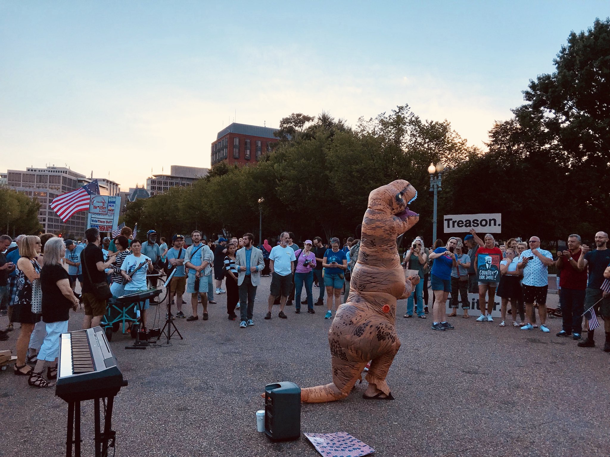 DjO2GgtU8AAKAEu?format=jpg&name=large