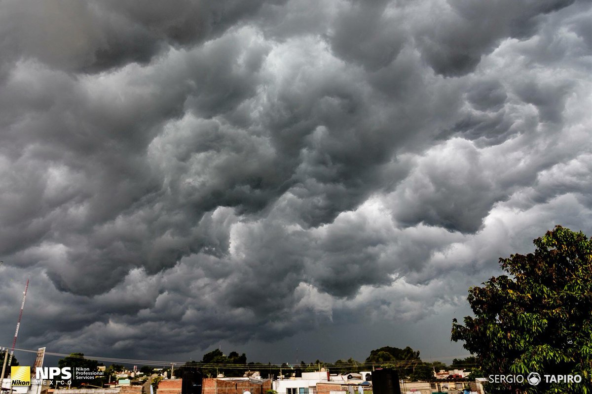 tapirofoto's tweet photo. El cielo de #Colima hace unos minutos. https://t.co/DJOswigAVD