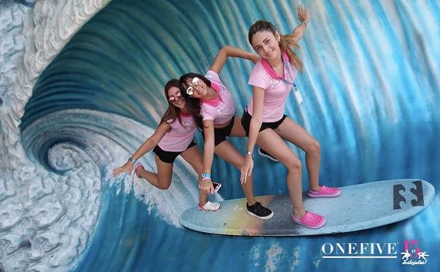 ¡A disfrutar el finde! Tratemos que en vez de pasarse volando como siempre, ¡se pase surfeando que es más divertido!
#LaFiesaPasoDeModa #LaReinaSosVos
