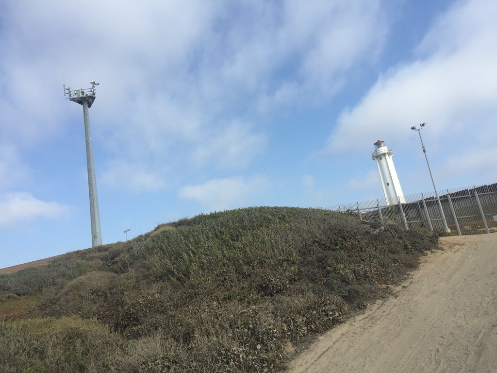 gyrizar's tweet image. #techgap at the #wall? Live from the #USMexico border #SanDiego #Tijuana
