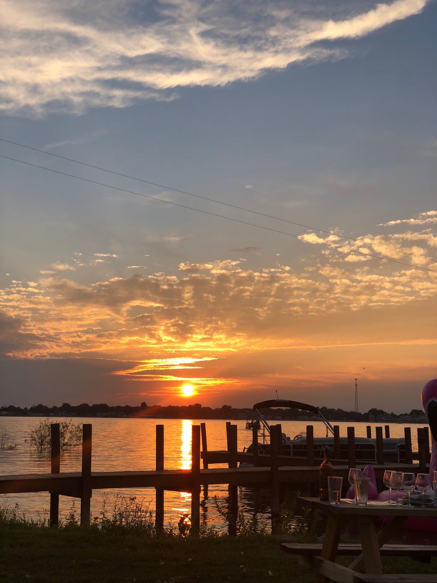 It’s not the lunar eclipse, but sunsets at Buckeye Lake can be pretty spectacular! #howmanysunsets #goodnightsun #BuckeyeLake #BuckeyeLakeWinery