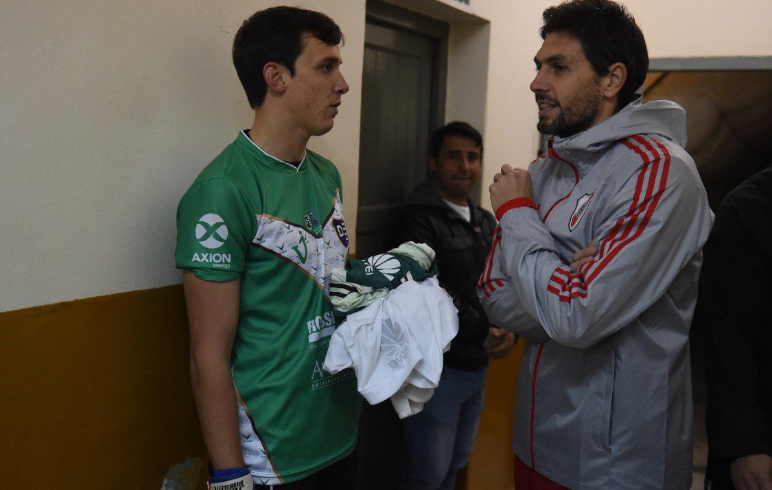 Rivales, no enemigos: tras el partido de Copa Argentina, los jugadores de River y de Villa Dálmine charlaron e intercambiaron sus camisetas.