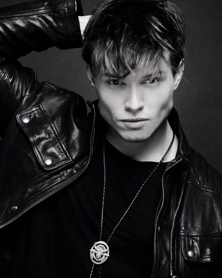 Bu mükemmel adamın kıymetini bilin artık
Görmüyor musunuz nasıl bir ışığı var
Adeta güneş gibi parlıyor

RisingStar MuratCeylanWish