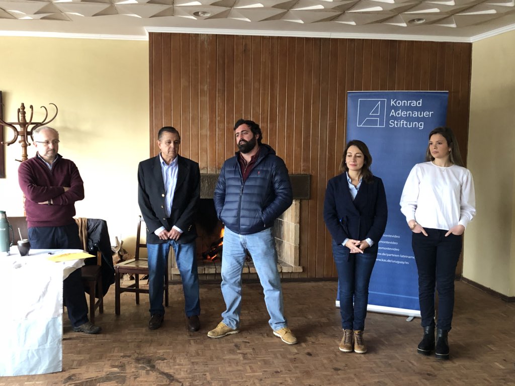 carlosilva_50's tweet photo. Junto a @pdasilve Acompañando a los jóvenes de @cdjsalto en actividad organizada por la fundación Konrad Adenauer. Taller de formación política. @LuisLacallePou @adelgado404 @CarlosAlbisu @TodosUy @Aire__Fresco @Lista50 @Jovenes50 https://t.co/rBCsvaDuf4