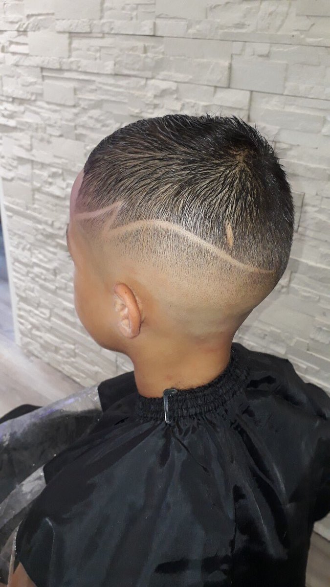 CoiffBarber's tweet photo. Vu que c’est la mode admirer moi se magnifique dégradé impeccable #JeSuisCute #BC06 https://t.co/J6KFJvh3ou