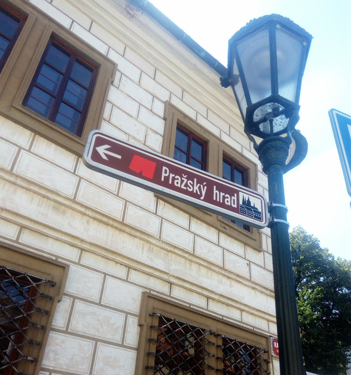 VoracekMichal's tweet photo. Po červené k Hradu! https://t.co/JKBLSuwdeU