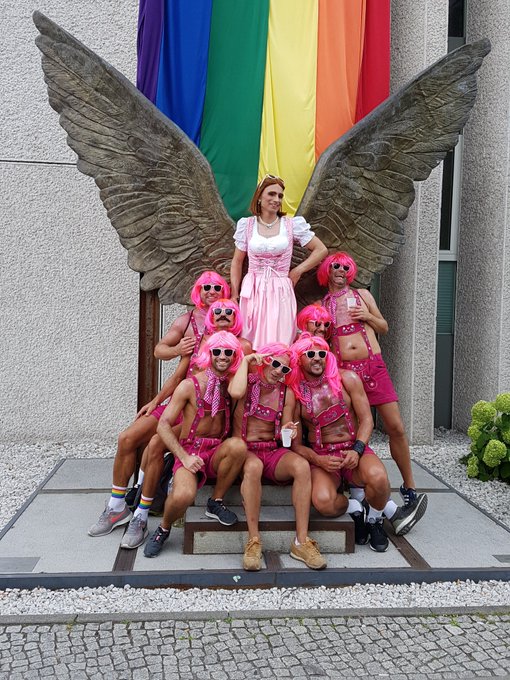 Thanks a lot to my Gay Pride team in Berlin. It was funny ???? https://t.co/C8m3wh3UgT