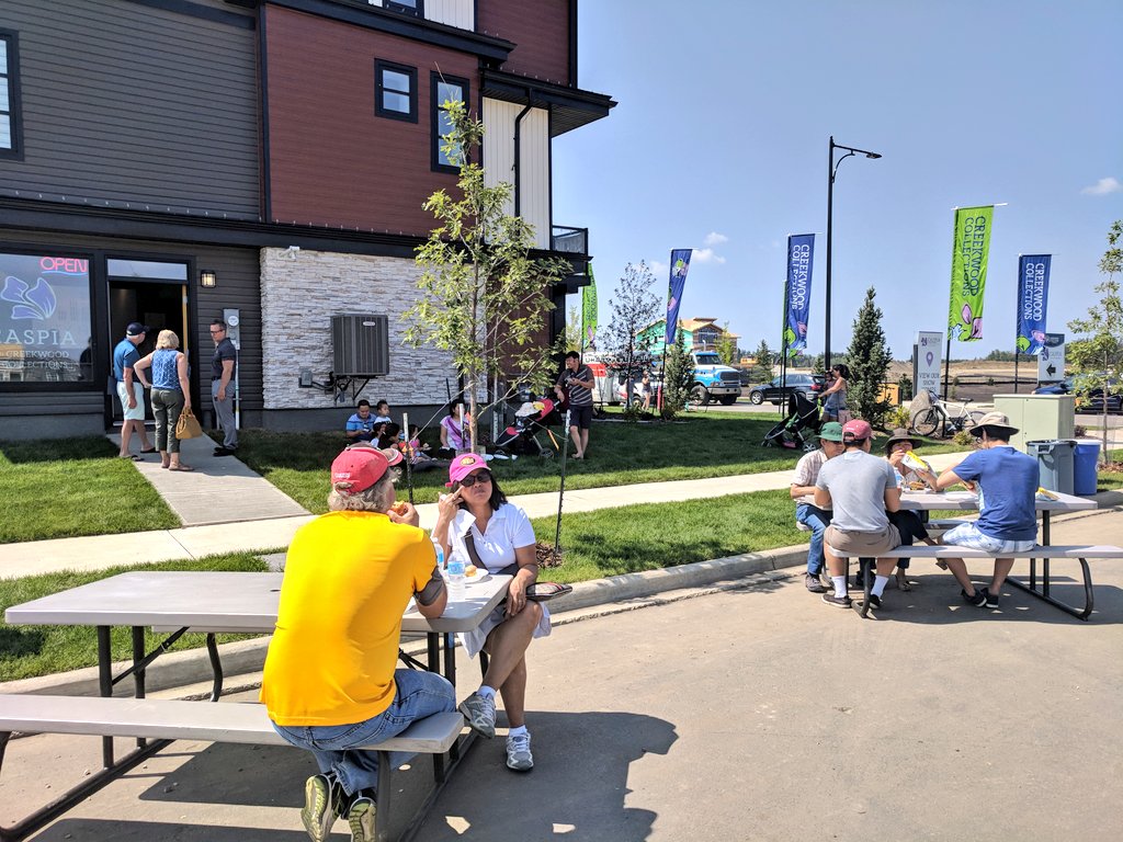 CollectionsYEG's tweet photo. Suns out ☀️, buns out! We're serving up delicious burgers 🍔 from Bar-B-Q Acres and gourmet hotdogs 🌭 from @FatFranks_ all afternoon long at our #SummerBBQ! #yeg #yegevents #yegfood #FunInABun https://t.co/HFJyRPcuvB