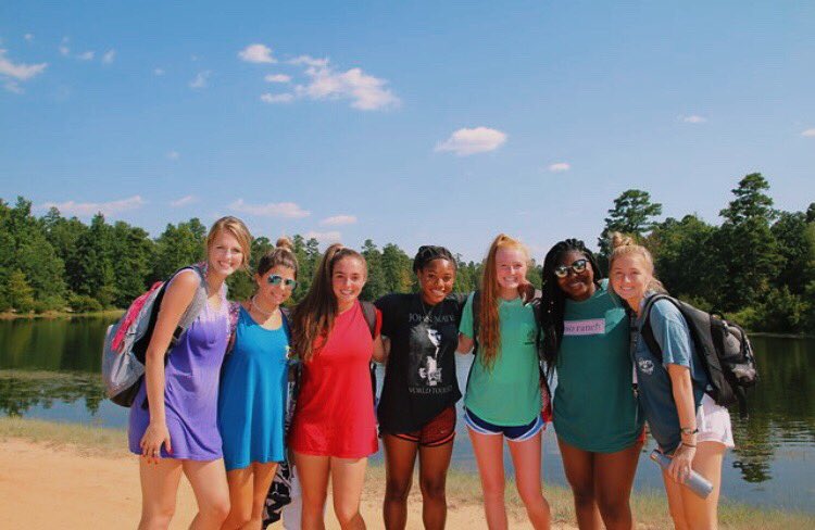 EmilyyReadingg's tweet photo. best week ever w/ the best girls!! #redroyals #allasoranch https://t.co/RqIMKnwlcO