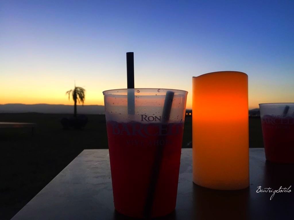 Petiscosgalegos's tweet photo. @manuG2R @SESEIXA @Marcovolador1 @Caminanteplanet @seelser Aquí va mi compensación: música, puesta de sol mágica, una Copita en la playa y buena compañía... quien da más?? 😂😂 #As9NaPraia #PraiaDaConcha #VilagarciaDeArousa https://t.co/tsjvThyXYh
