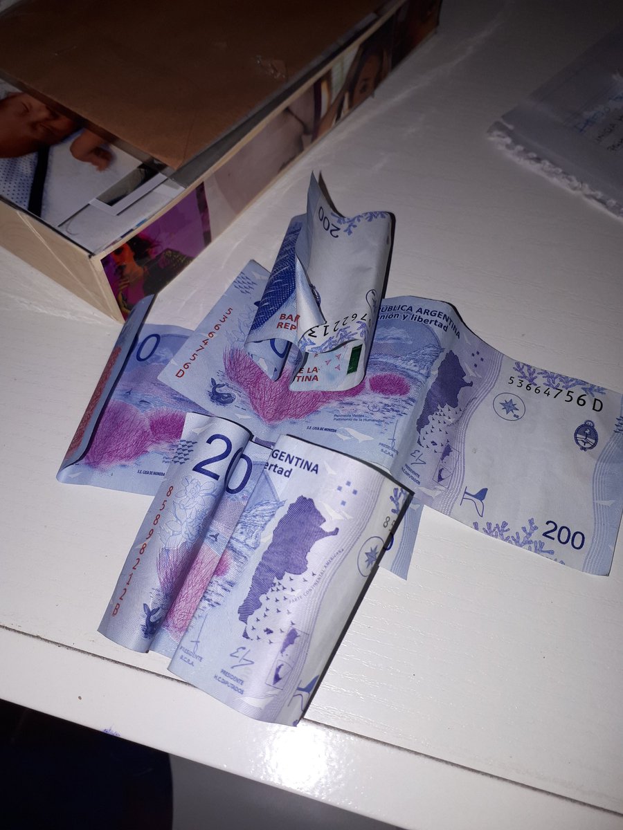 vivoporlala's tweet photo. LE DI RT AYER Y HOY MI MADRINA ME REGALO ESTO PARA COMPRARME EL NUEVO CD DE LALI RT PARA LA BUENA SUERTE https://t.co/9hEyIpFPqe