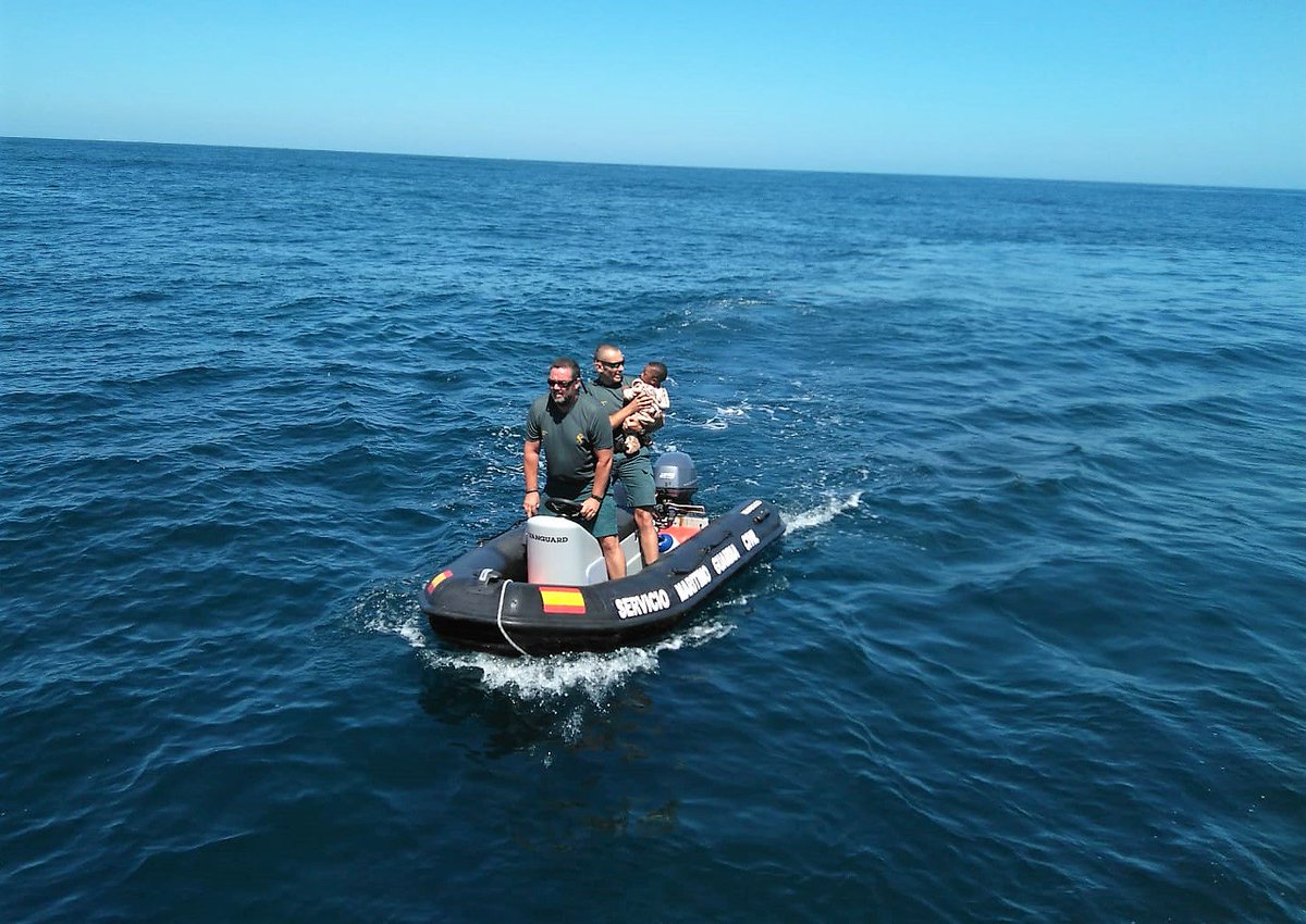 guardiacivil's tweet photo. Dura jornada de trabajo de nuestro #ServicioMarítimo #Cádiz.
Interceptan dos pateras y en ellas venían un bebé con hipotermia y una parturienta, tan grave era su estado que fueron  trasladados de urgencia a Barbate

La rapidez evitó la pérdida de vidas humanas. 

#Grandes 👏👏👏 https://t.co/mFp1vdQ8LD