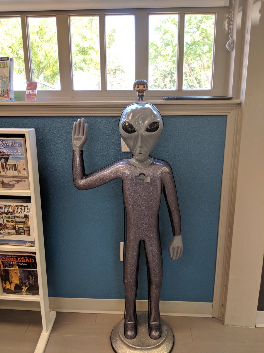 BobFunko's tweet photo. Can't do a Roswell stop without some alien photos! Lil Bob &amp; Bob the #Alien @SeeRoswell @newmexicotrue @NMtourism @Enterprise @funko #RoadTrip #UFOs #LittleGreenMen #Greys #AlienGreys https://t.co/7zNtCLI7CJ