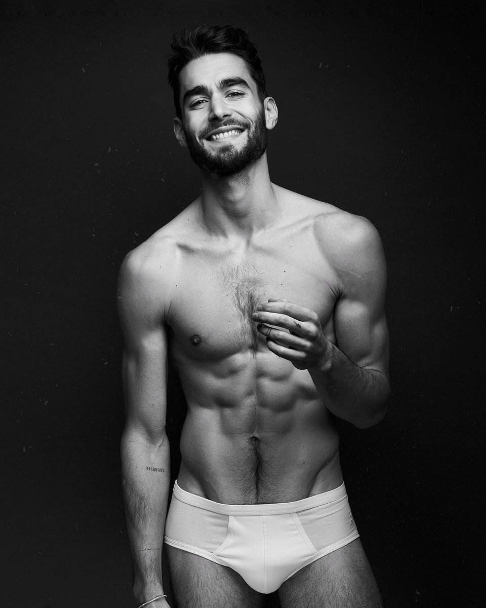 · 24 primaveras (con sus veranos, otoños e inviernos).
· Artista de vocación y vividor.
· Amante de la naturaleza.
· no esta en contra de las camisetas.
· abierto a cualquier tipo de rol o trama.

#gayrol #freerol #sexrol