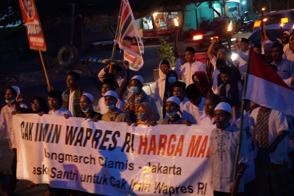 Icha68009124's tweet photo. Hari Ke_9.
Para santri yg hebat ..👍💪🙏
#LongmarchSantriCiamisJakarta
#CakIminWapresHargaMati 
#JokowiCakimin
@jokowi @cakimiNOW 
#Joinsumut
#JOIN2019 
@JOINLampung @CirilongCity @Jkw_CakImin  
@Kadir_Karding @hanifdhakiri @imam_nahrawi @Jazilul_Fawaid @emhasanwahid https://t.co/JmOVeGcSAl