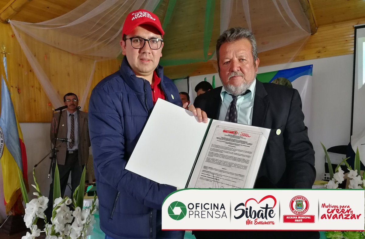 ALCALDIASIBATE's tweet photo. Entregamos la condecoración Medalla al Mérito Municipio de Sibaté al acueducto @Aguasiso por su aniversario número 25 de vida jurídica. @SibateLuchito https://t.co/AXjJ7AzYZH