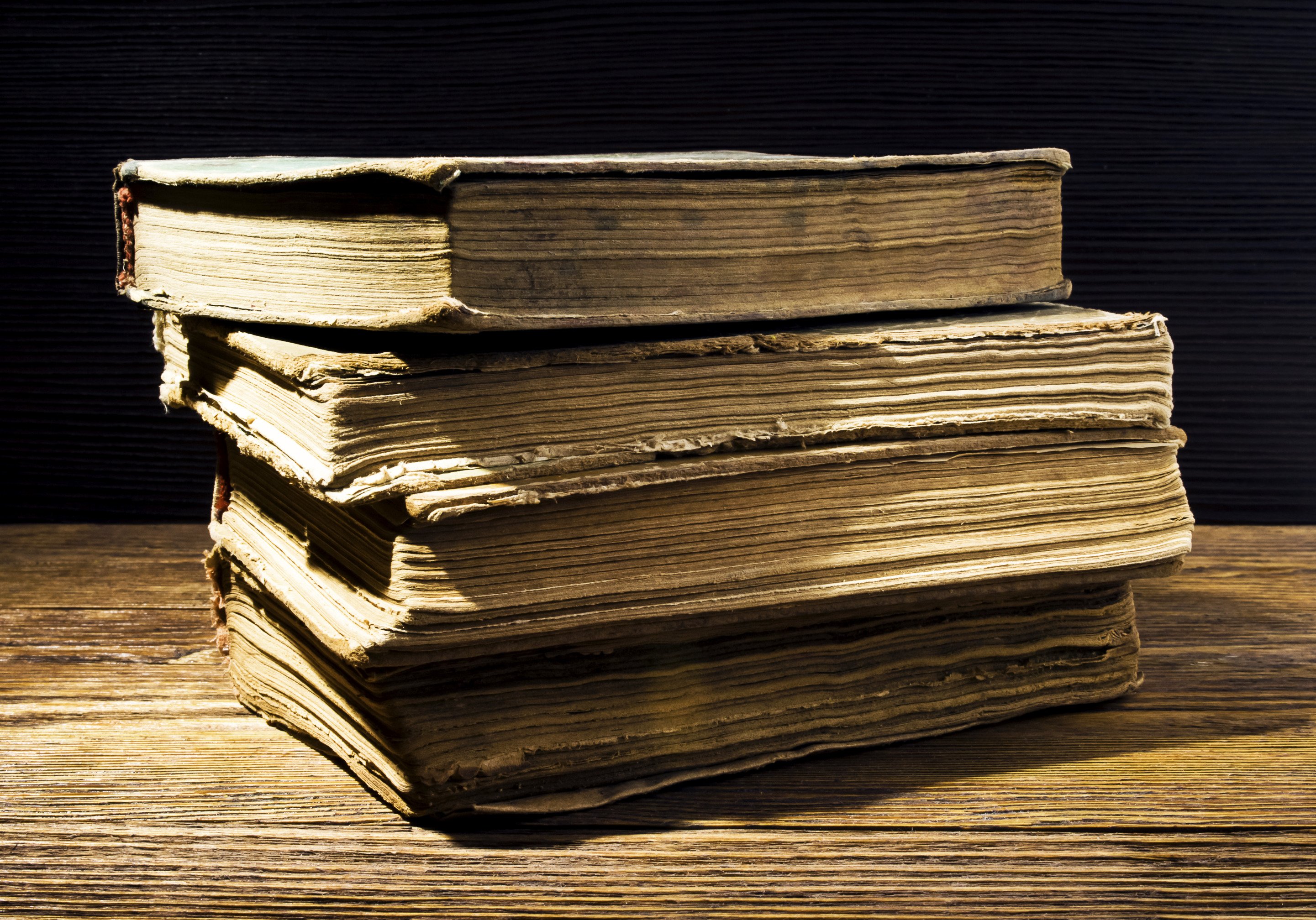 Стопка старинных книг