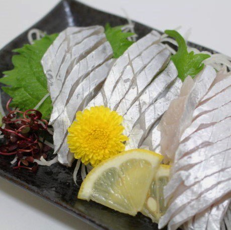 箸や楓 鮮度のよい太刀魚が手に入ったら 刺身は皮付きのままイカの細作りのようにできる限り細く切り 天ぷらは三枚おろしにして揚げるだけですが とてもふっくらと柔らかくて美味しいです また昆布締めにしてもいいですね T Co Zitd6klsgd