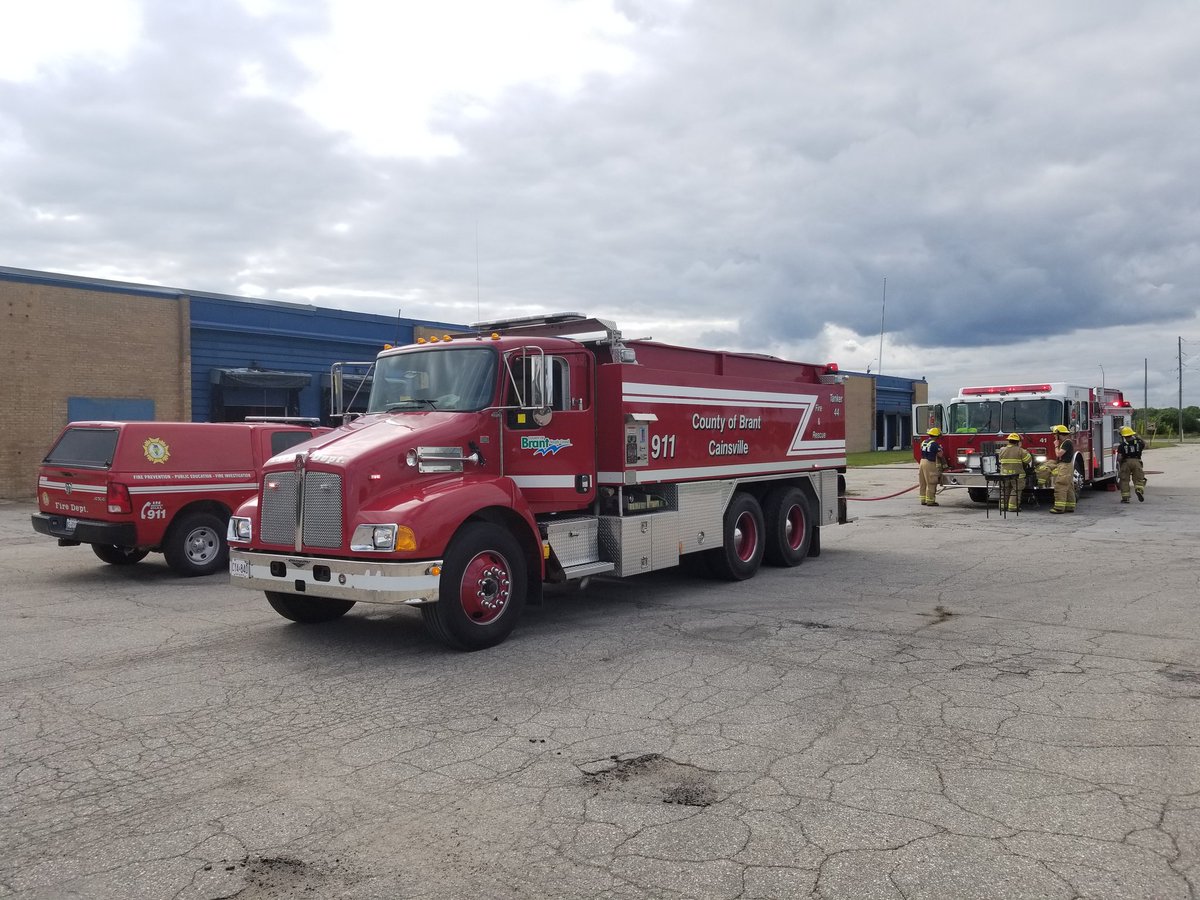 FireChiefSeth's tweet photo. Minor smoke from faulty garage doors. No injuries. #Cainsville #Onondaga station response. #CoBFD @CountyofBrantFD https://t.co/JafbkbfrCf