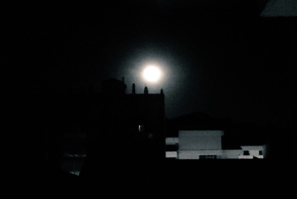 lidiarb1's tweet photo. Ni Luna roja, ni negra, ni amarilla, ni na...la luna siempre preciosa #luna #albacity #home #sweethome #laluna #luces #cosasbonitas https://t.co/f063GrnLAy