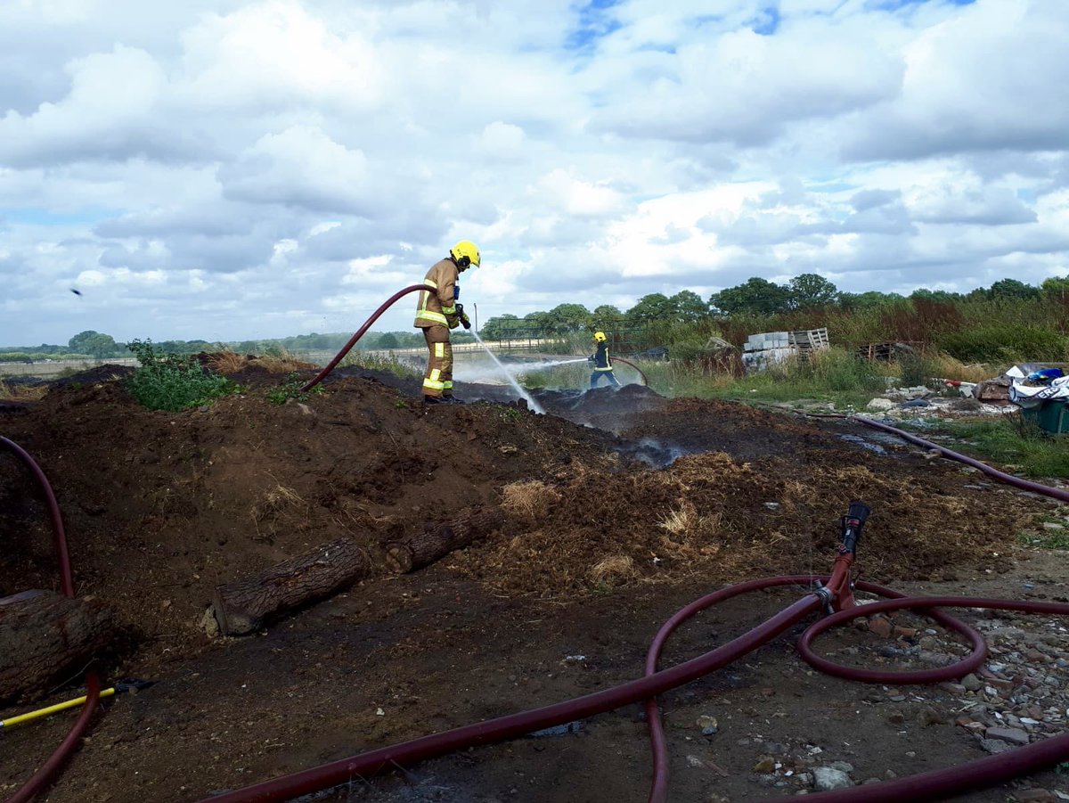 FFTurnbull8787's tweet photo. Another #FireInTheOpen to add to @Hants_fire list, a lot of horse manure alight 💩 #firefighter #fireservice #fire #HeatWave2018 #hampshire assisted by @LiphookFire13 #team #teamwork #oneteam https://t.co/YYVQtwNBa9