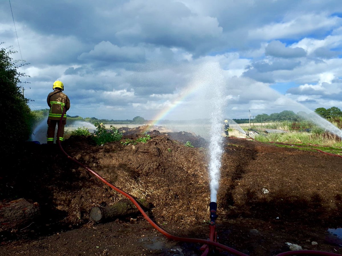 FFTurnbull8787's tweet photo. Another #FireInTheOpen to add to @Hants_fire list, a lot of horse manure alight 💩 #firefighter #fireservice #fire #HeatWave2018 #hampshire assisted by @LiphookFire13 #team #teamwork #oneteam https://t.co/YYVQtwNBa9