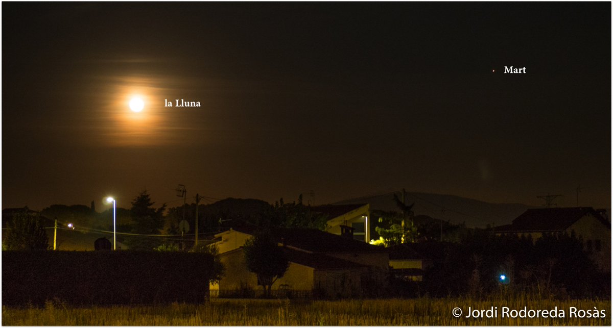 jordirodoreda3's tweet image. Aquest vespre d'estiu la Lluna plena i Mart, des de Sant Pere de Vilamajor, 28 de juliol.