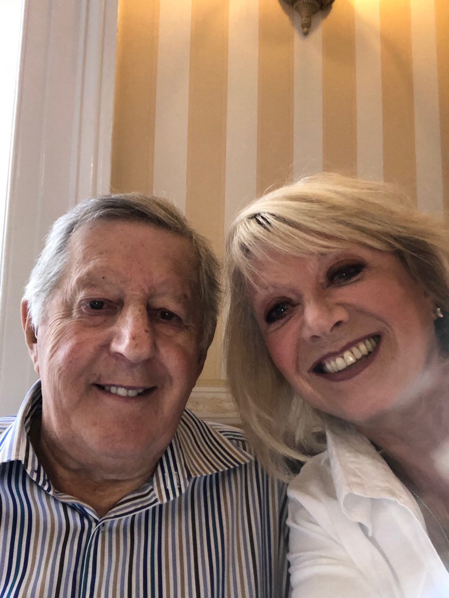 Elaine Paige tweet media