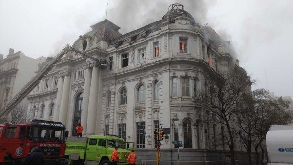 arq_clarin's tweet photo. Incendio en el Banco Nación: la joya arquitectónica de casi 100 años golpeada por el fuego https://t.co/tkTdVAiUdx https://t.co/3w3lGlilVI
