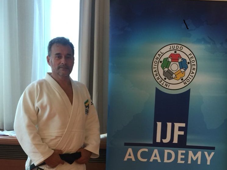 noticiasjudorio's tweet photo. VIRAM ESSA? Grande conquista do #JudoRio! Parabéns, professor Jeferson! O superindente da FJERJ conquistou um certificado da FIJ que é necessário para arbitrar nos Jogos Tóquio 2020! VEJA: https://t.co/BMY4LewHDv https://t.co/or1HvVOibi