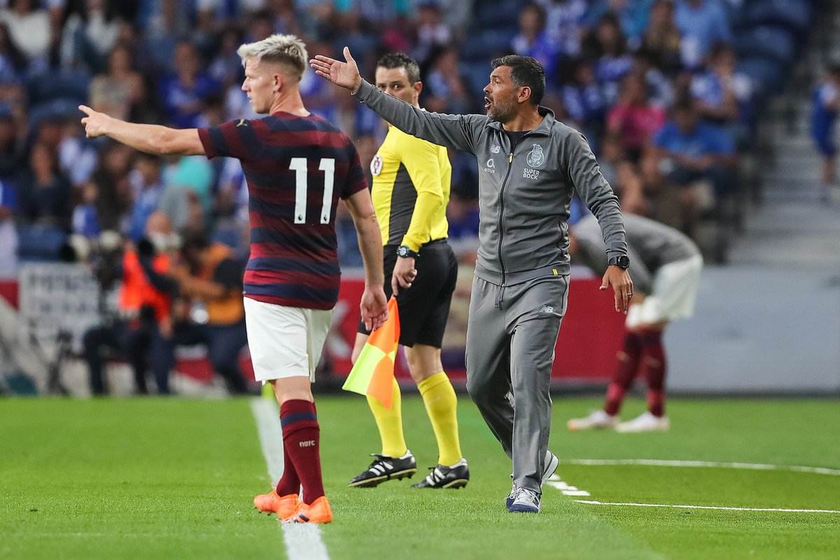 FCPorto's tweet photo. 🎙Sérgio Conceição: "Os jogadores que valem milhões são os jogadores que tenho aqui hoje. No seio do grupo ficou o sabor da vitória. Está enraizado do grupo."
#FCPorto #FCPNUFC https://t.co/1J3jsMvcX2