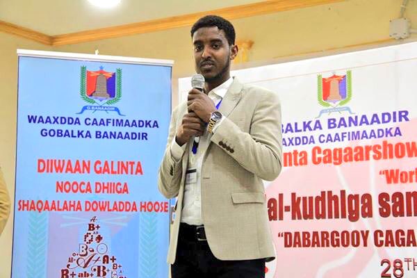 MunicipalityMog's tweet photo. Xaflad lagu maamusayay maalinta Cagarshowga aduunka oo galabta lagu qabtay Aqalka Dowldda Hoose ee Xamar.
Xafladaa ayaa waxaa soo Qabanqaabiyay Waaxda Caafimaadka Dowladda Hoose 
Waxaana ka soo qeyb galay agaasimaaysha Guud ee Maamulka Gobolka Banaadir iyo Marti Sharaf kale. https://t.co/TbMDHp2mXN