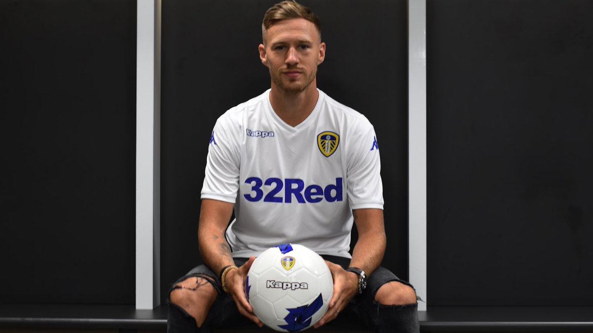 🎁 | Want to win a new #LUFC home shirt signed by @barrydouglas03? Simply RT this post before 5pm on Tuesday to be entered. T&Cs apply