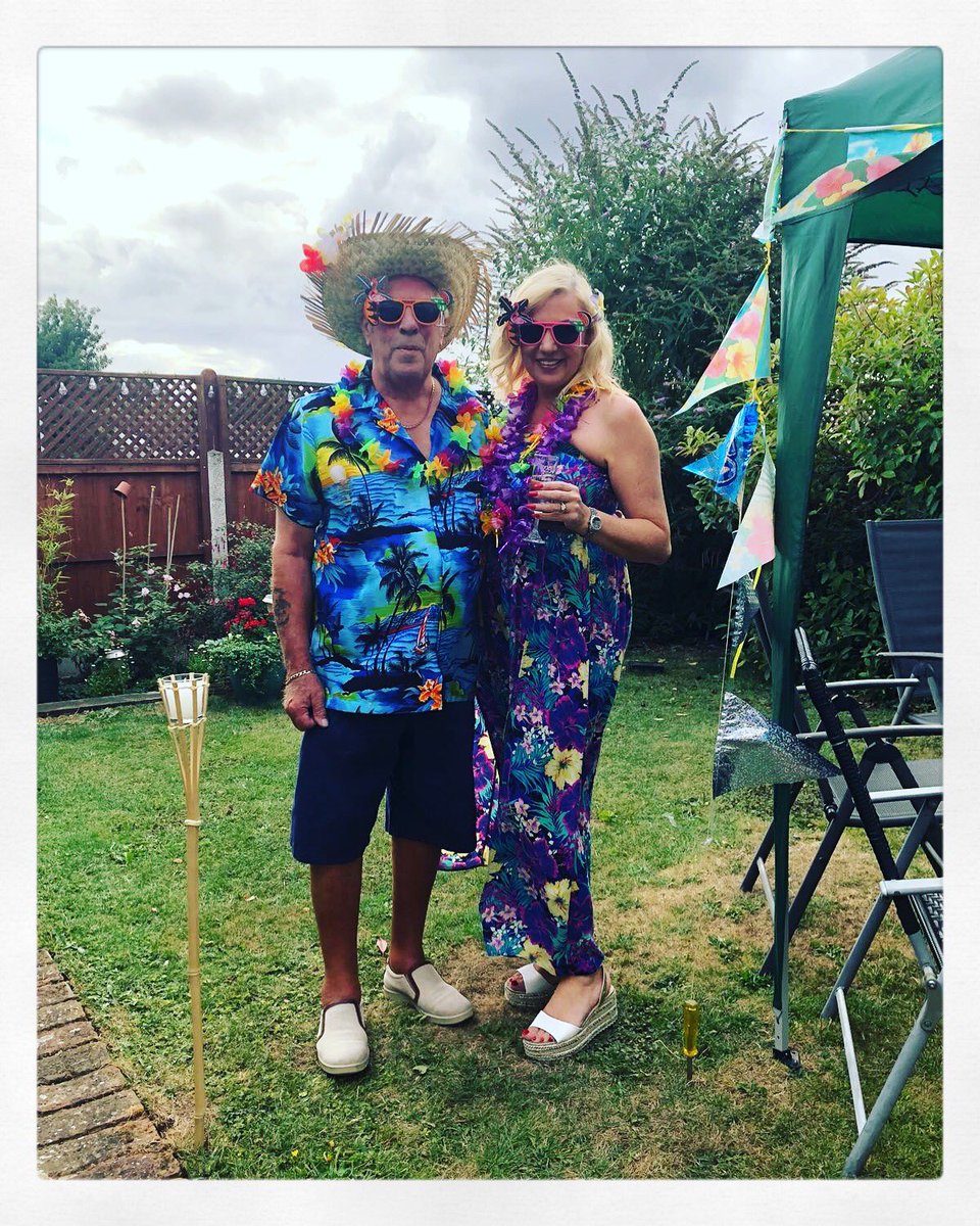 dizzyparkermoo's tweet image. Me and Daddy #Dads70th #HawaiianNight 💃🏼🌺🎶🥂👯‍♀️