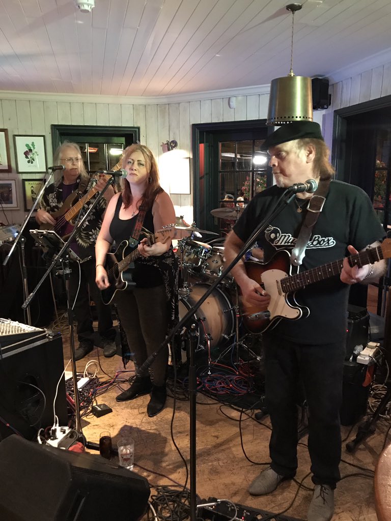 ianmcallaghan's tweet photo. Another fantastic night @LSBNewbury with great music from the band Sub Zero and a very lively atmosphere. Staff brilliant as usual! @Fullers #funtimes https://t.co/0oDjMZjrzk