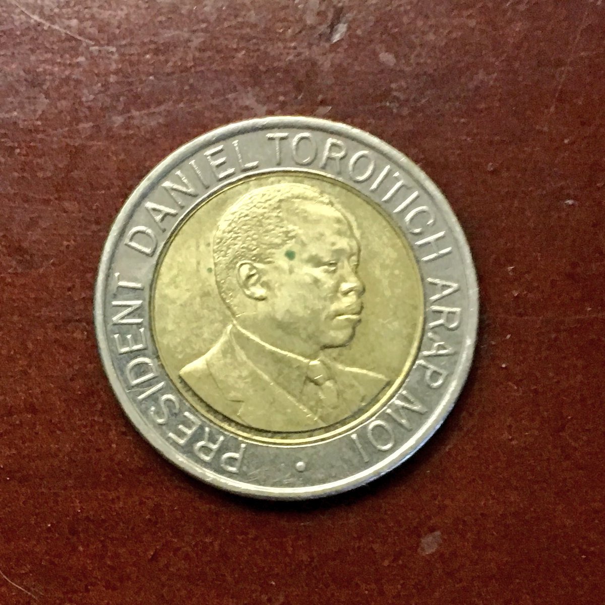 CabinetCoin's tweet photo. The last in this short series of bimetallic #coins - then President Daniel Arap Moi on this 1998 20 Shillings from #Kenya. https://t.co/o29qTTDldh