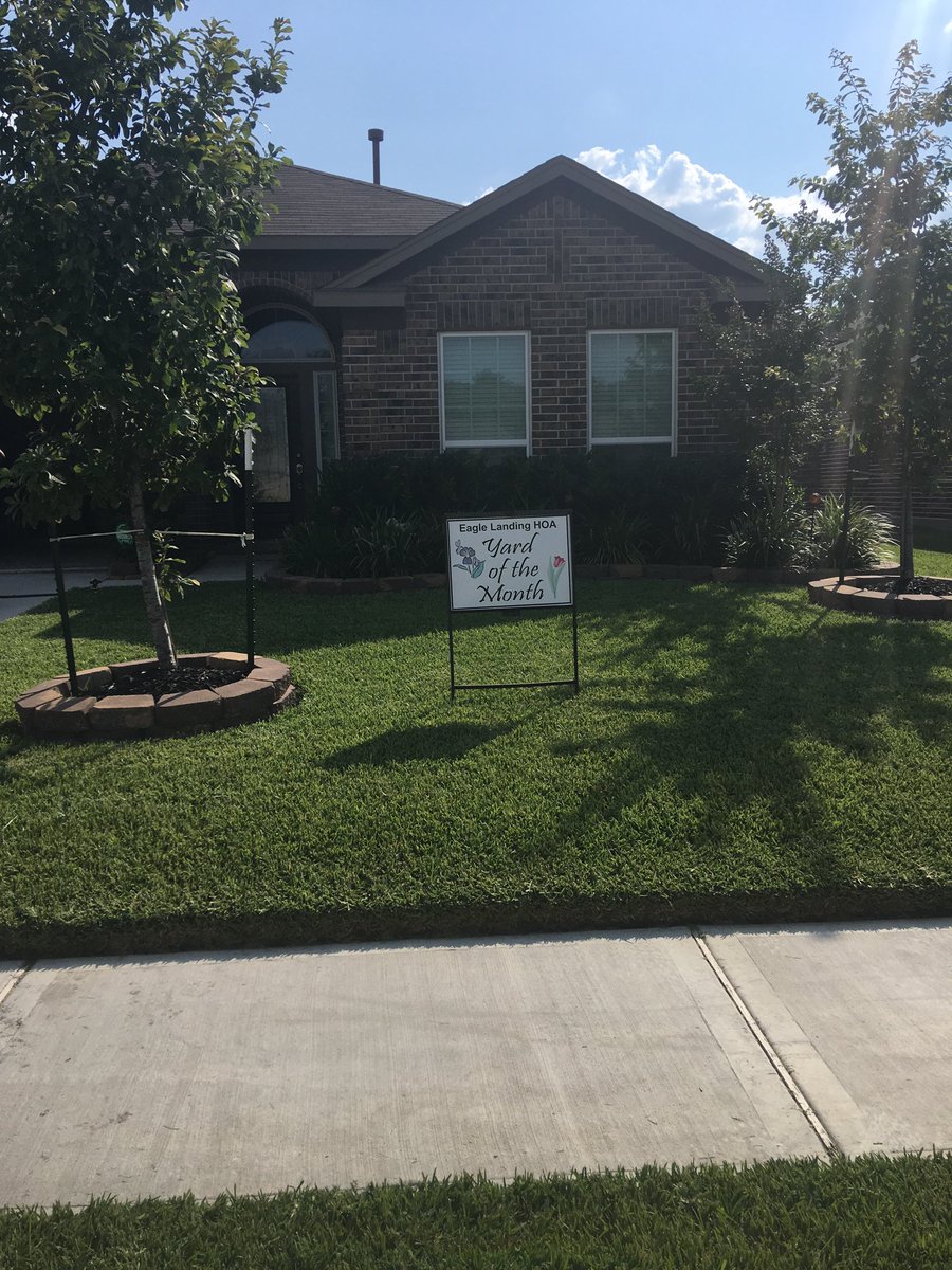 kitajones3113's tweet photo. Got off from work and came home to this! Oh yea! Go hard or Go home!#YardoftheMonth #SelfMaintained https://t.co/OqjL4b8Cdy