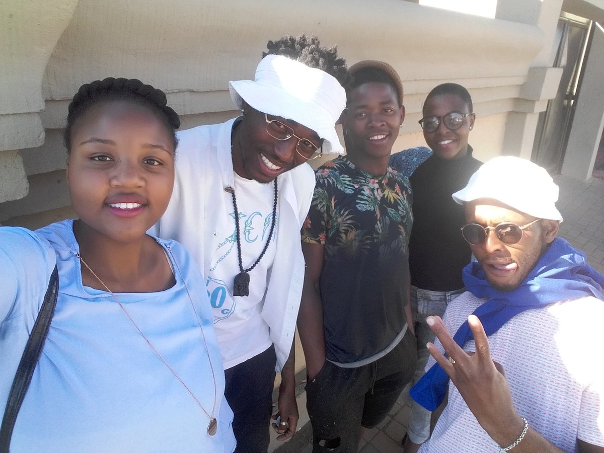 Dala_Zee's tweet image. Fun time with lil sis and crew...
♡
#Love♥
#FamilyFun
#CameraTime