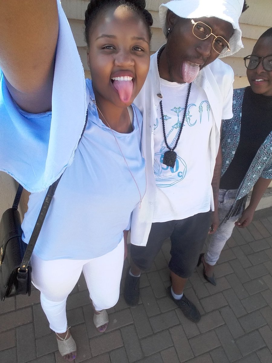 Dala_Zee's tweet image. Fun time with lil sis and crew...
♡
#Love♥
#FamilyFun
#CameraTime