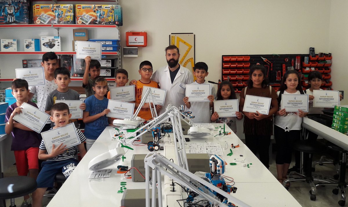 gbbsosyal's tweet image. #Gasmek Yaz Okullarında bilişimsel ve algoritmik düşünme becerilerini geliştiren "#STEMMAKER ve #ROBOTİKKODLAMA" kursuna katılan çocuklarımız kurslarını başarı ile bitirerek sertifikalarını aldılar.