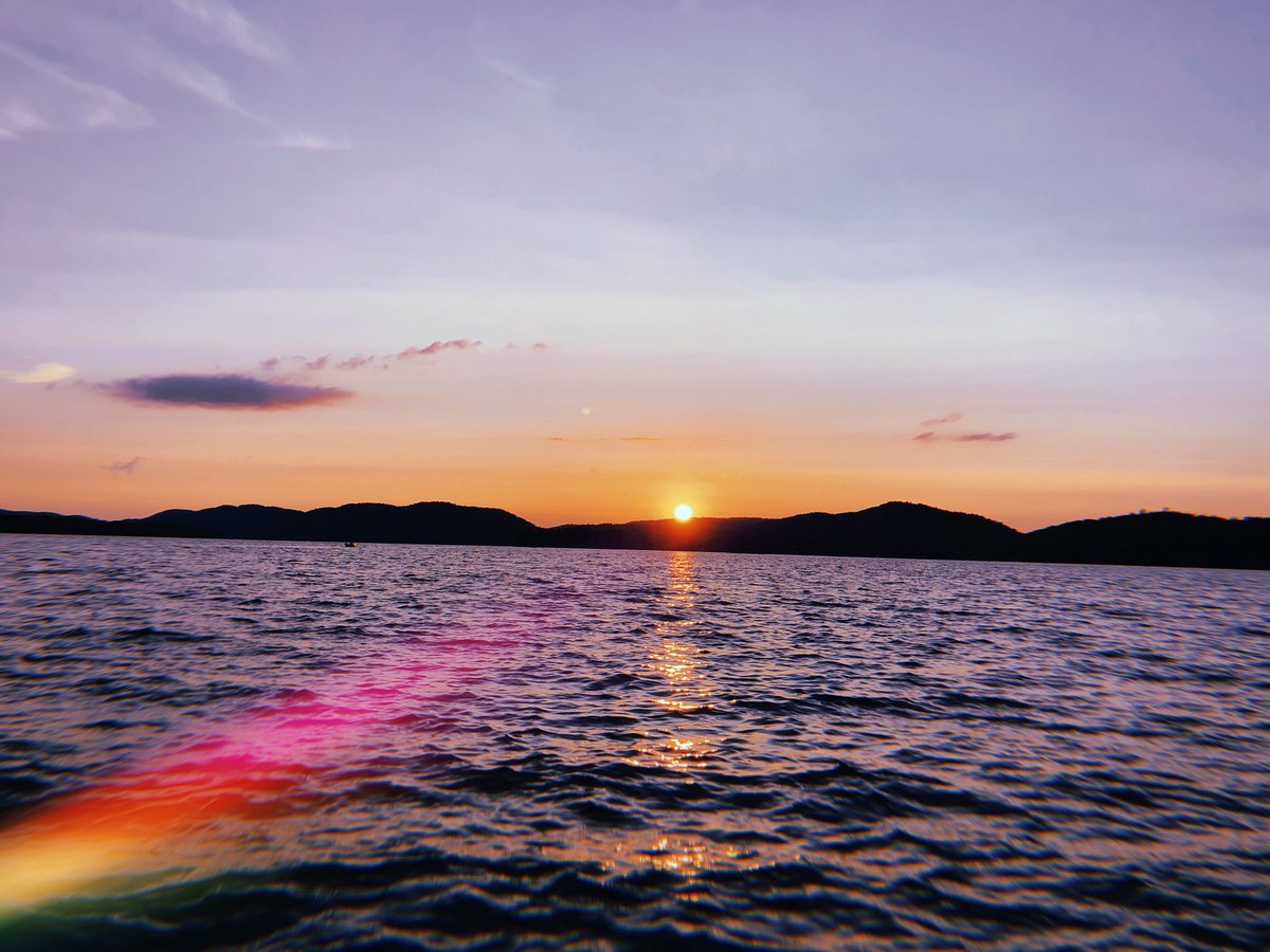 morgan7119's tweet photo. Sunsets over the water😍🌄 https://t.co/lYygCdhU9h