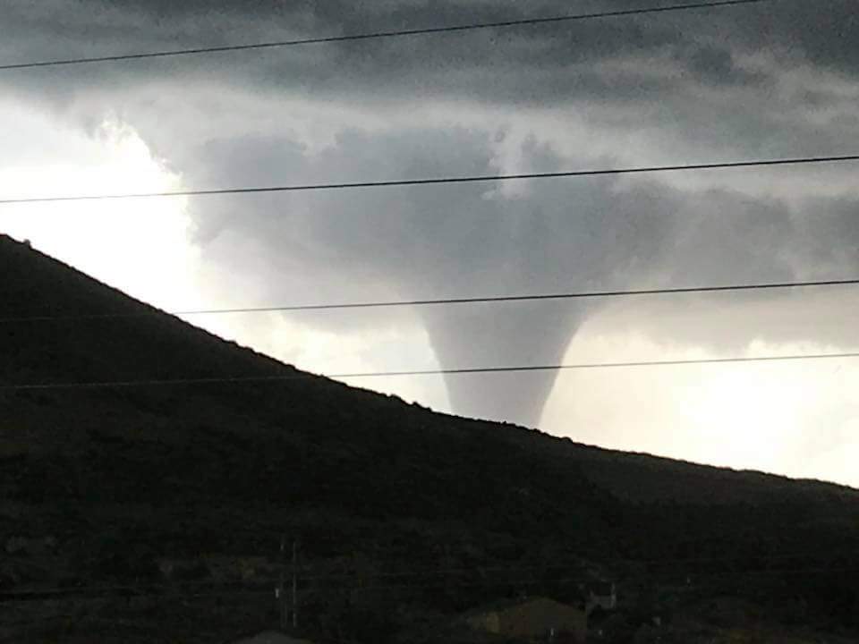 JustinRothWx's tweet image. And Wyoming does it again this year. Photo by Vickie Winney off Red Rock Dr near Douglas WY. #DouglasWY #wywx #viewerphoto @spann @Ginger_Zee @NWSCheyenne @StormHour @WeatherNation