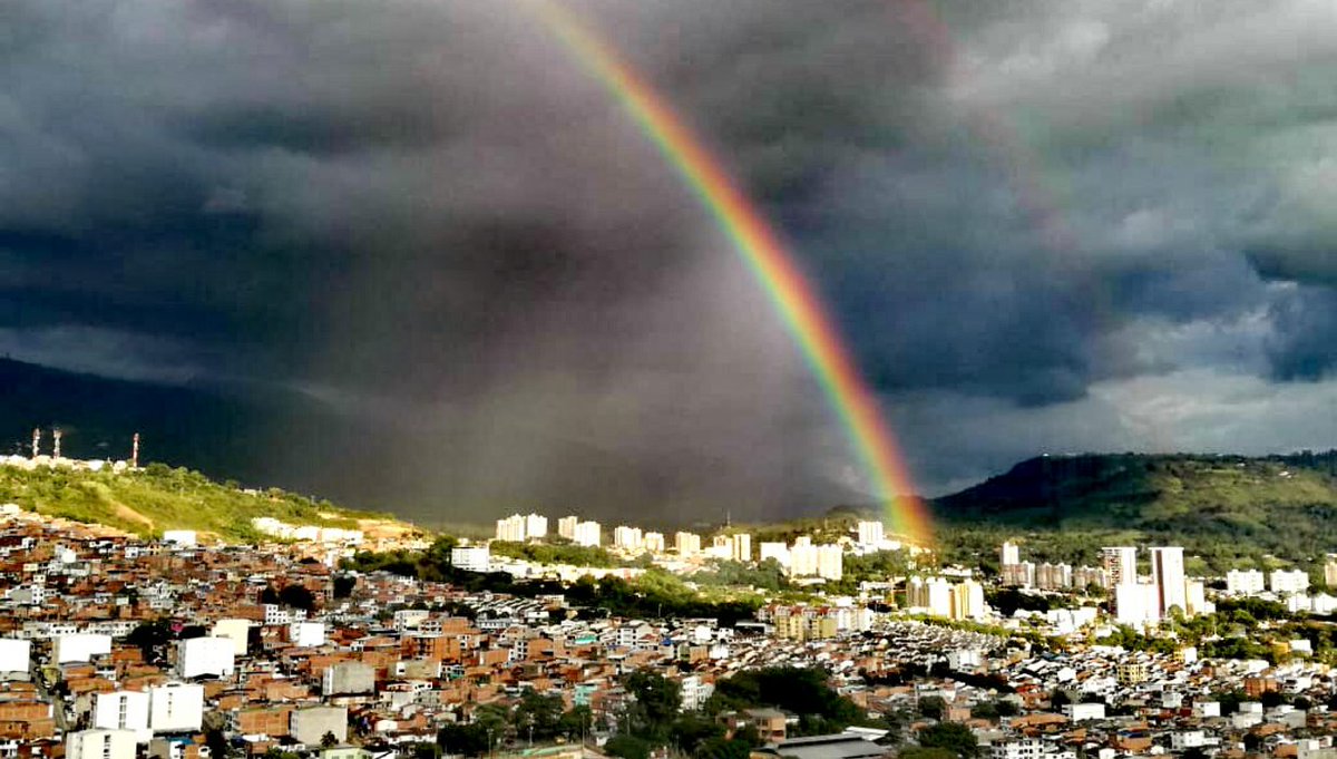 vanguardiacom's tweet photo. Un doble arcoíris engalanó el cielo de #Bucaramanga en la tarde de este sábado https://t.co/aScBA5b9kV