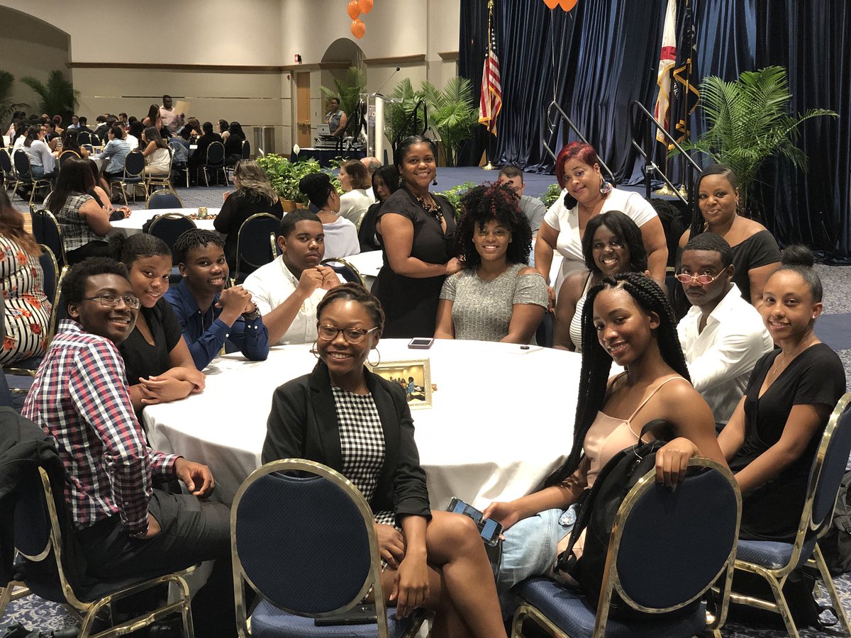 FHHSPeerForward's tweet photo. Peer Forward Banquet in Miami with @OHHSPEERLEADERS https://t.co/kcFlQnN7M2
