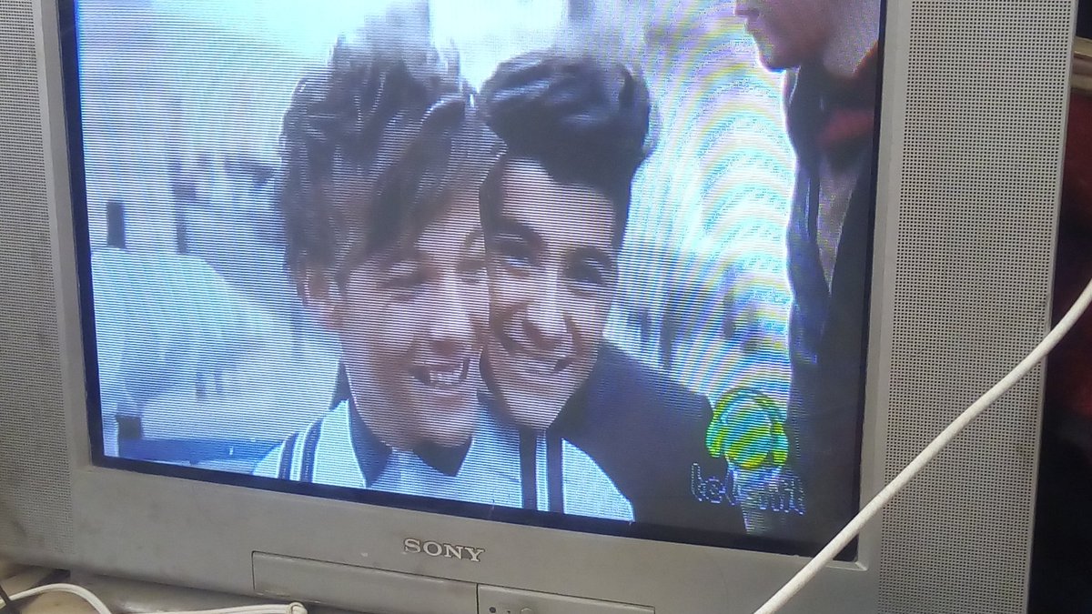 Hemmings_uwu's tweet photo. #1DEnTelehit gracias por esto!!!❤❤🌈 #ONE_THING!!❤❤ https://t.co/lFmU734Chn