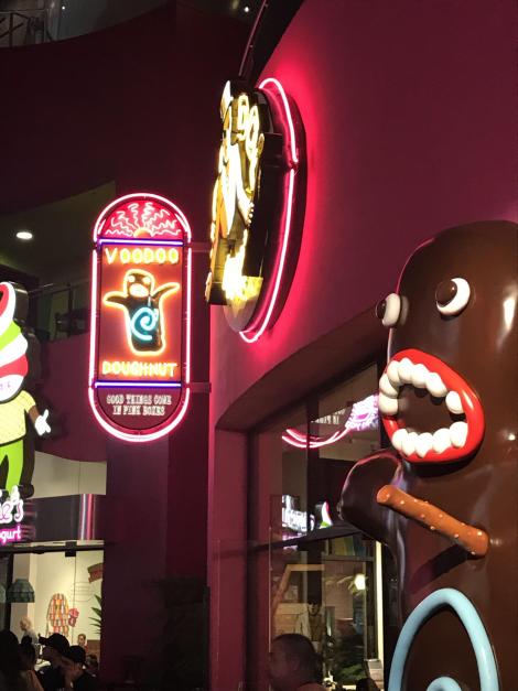 LeePerryUT's tweet image. VooDoo doughnuts them some good doughnuts.

  postngo.net/a/23982799