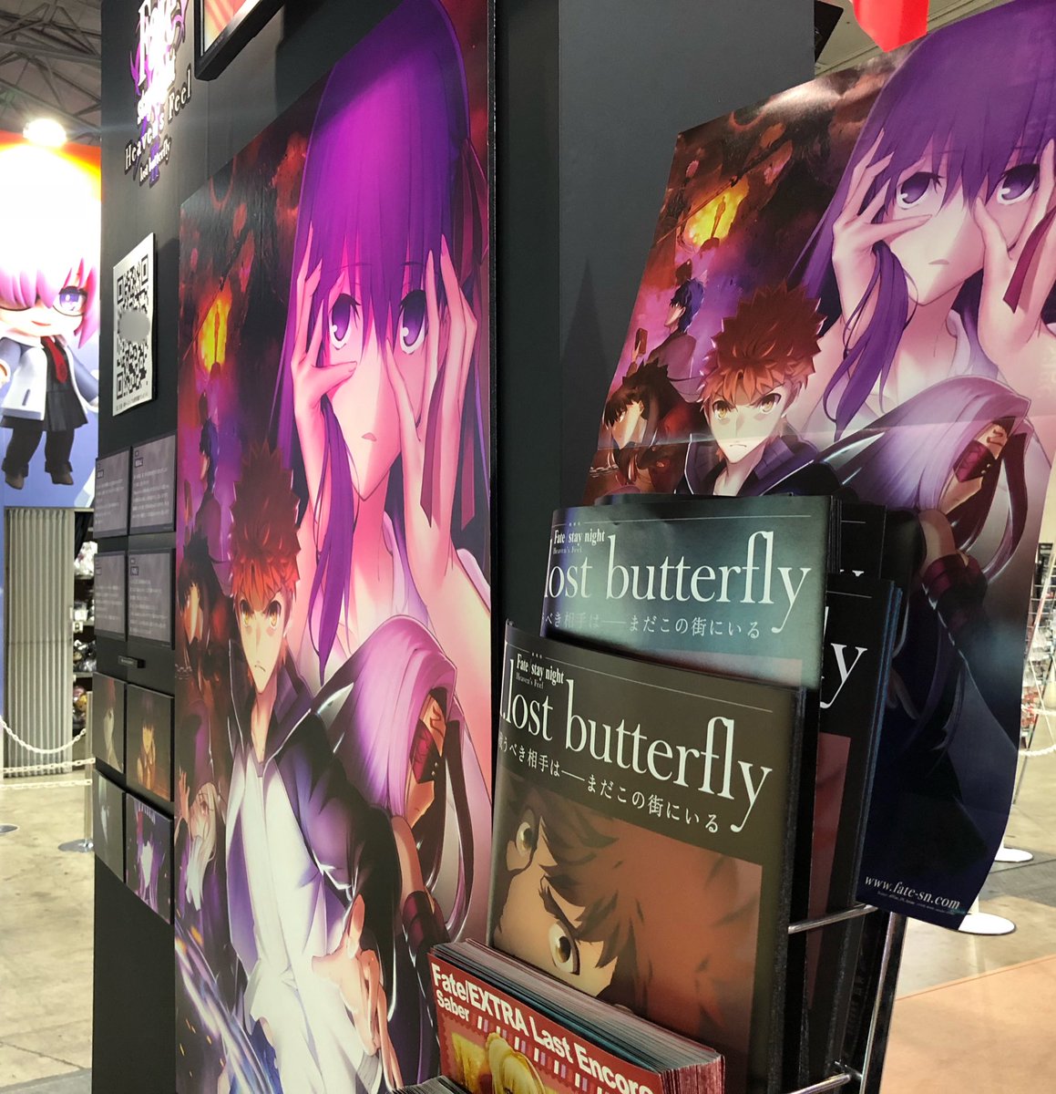 ট ইট র Fate Stay Night Fgo Fes 18 アニプレックスブースのhfの展示コーナーでは 最新キービジュアルの特大パネルとそのビジュアルを使用したフライヤーの配布 スタッフキャストコメントの展示に壁紙配布のqrコードがございます 是非皆様遊びに来て