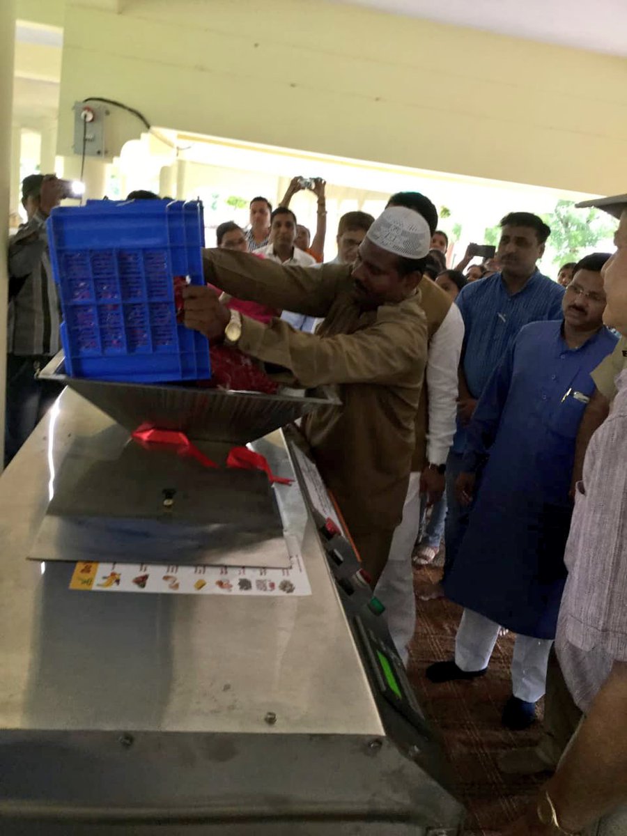 Gurudev's tweet photo. A waste management plant has been installed at Ajmer Sharif Dargah by @ArtofLiving volunteers. Each day three tons of rose flowers offered at the shrine will be converted into organic compost through this initiative. https://t.co/jTJNUY1puG