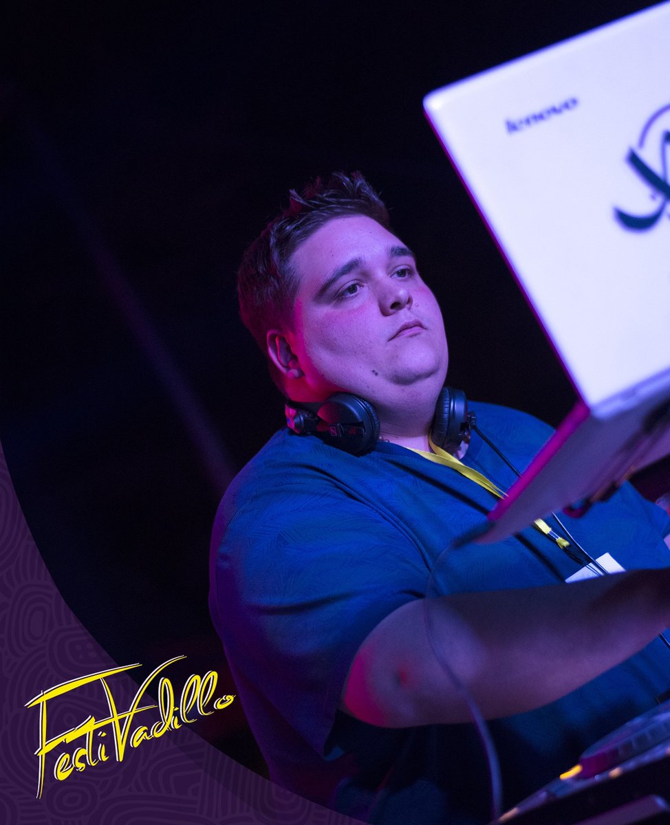 ¡Christopher xXx poniendo el #Festivadillo en pie! 🙌